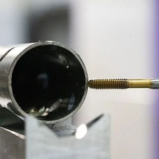 Stroj na vrtání a řezání závitů NS TDM100
